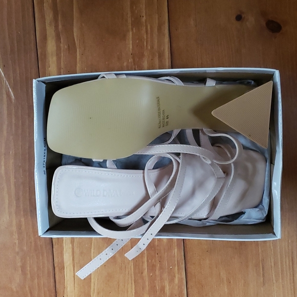 8.5 Wild Diva Lounge Kitsa strappy block heel sandal - Picture 2 of 7